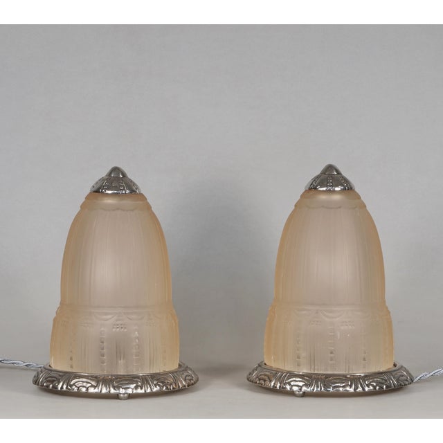 1920s Pair of 1920s French Art Deco Muller Freres Peach Frosted Glass & Nickeled Bronze Lamps For Sale - Image 5 of 11