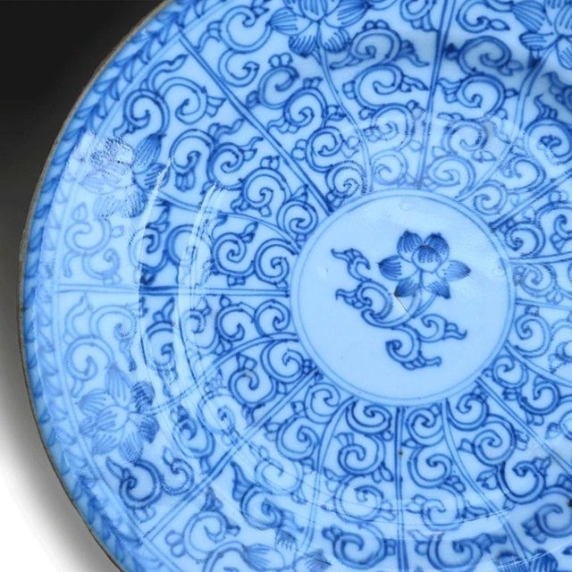 17th Century Late Ming Chinese Wanli Blue and White Porcelain Dish For Sale - Image 3 of 7