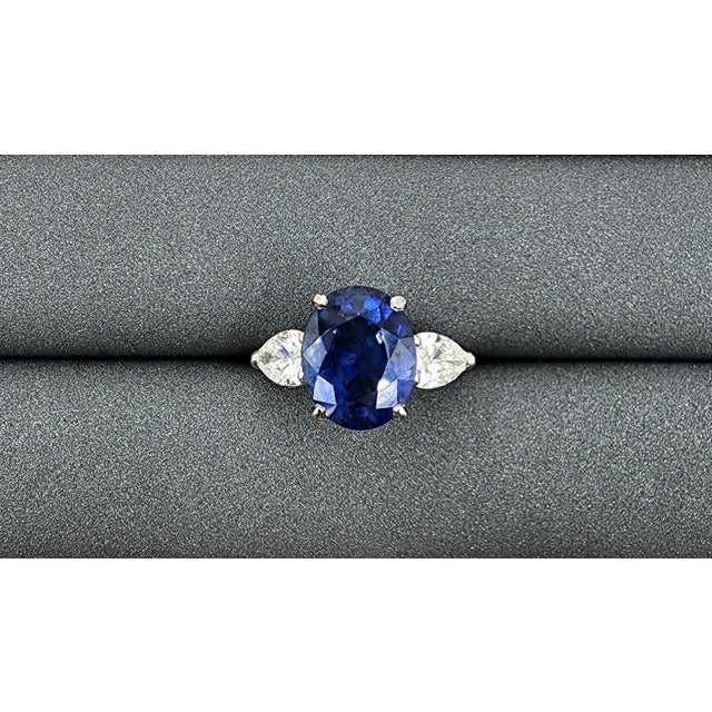 Modern 6.51 Ct Gia Certified Sapphire and Diamond Ring, Size 4.5 For Sale - Image 3 of 9