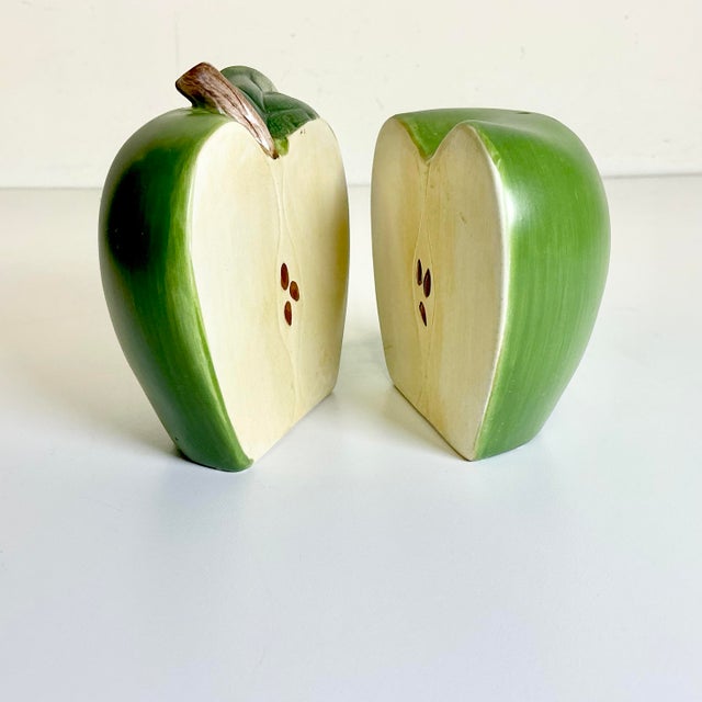 1980s Vintage Boho Chic Arts & Crafts Trompe L’Oeil Green Apple Salt & Pepper Shakers - A Pair For Sale - Image 10 of 14
