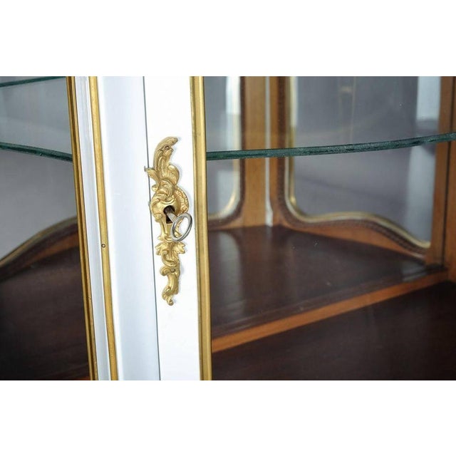 20th Century Louis XV White Salon Display Case For Sale - Image 10 of 11