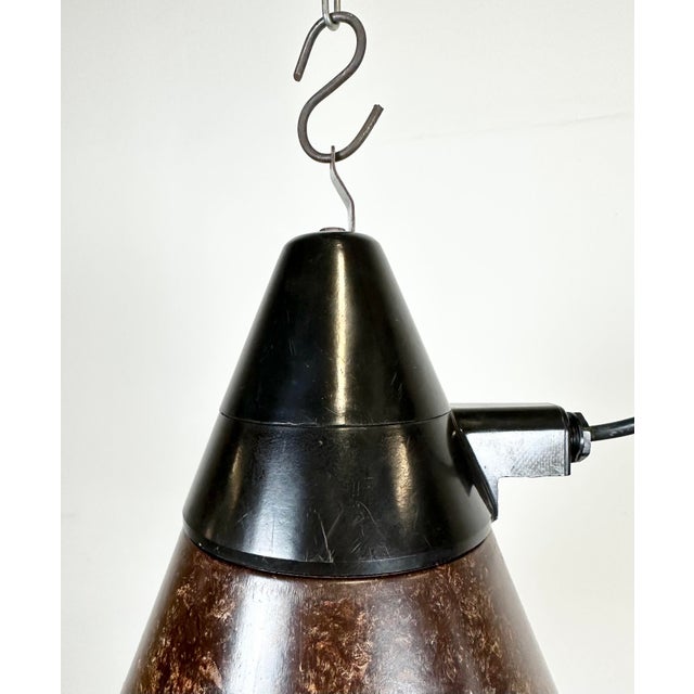 Mid-Century Modern Industrial Brown Bakelite Pendant Light from VEB Narva, 1960s For Sale - Image 3 of 17