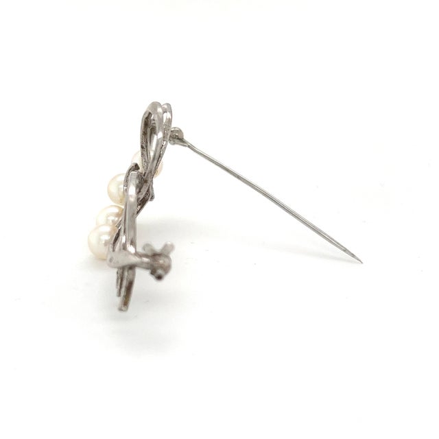 1990s Mikimoto Estate Akoya Pearl Brooch Sterling Silver For Sale In New York - Image 6 of 9