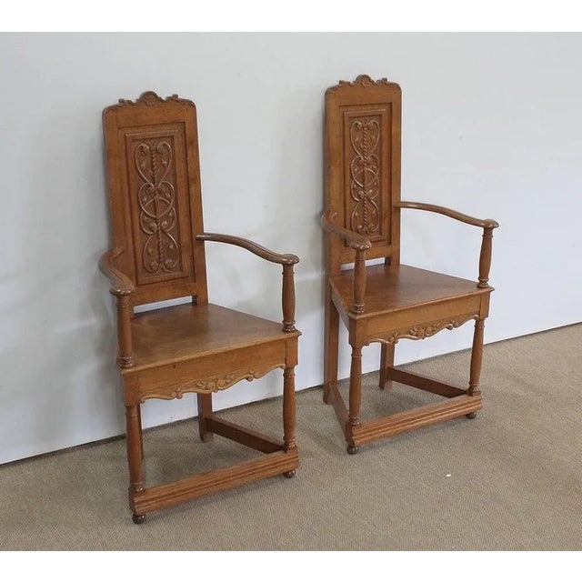 Pair of trapezoidal trapezoidal armchairs in blond oak. Its narrow folder has an interior design panel with scrolls...