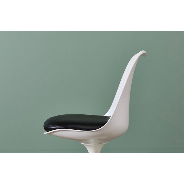 Set of 4 Eero Saarinen for Knoll Tulip Chairs in White & Black Leather For Sale - Image 15 of 18