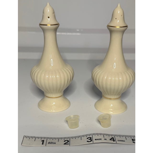 Lenox Vintage Lenox Ivory Porcelain Salt & Pepper Shakers – Gold Trim, Usa, Elegant Urn Form (Pair) For Sale - Image 4 of 6