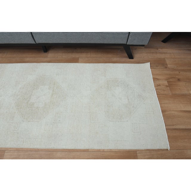Turkish 1970s Vintage Handmade Wool Cotton Turkish Light Cream Area Rug For Sale - Image 3 of 10