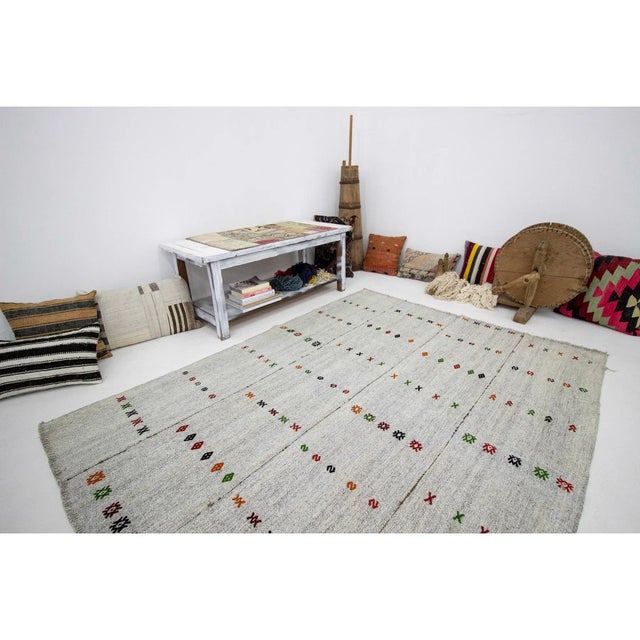 1960s Vintage Embroidered Gray Kilim Rug- 5′1″ × 6′7″ For Sale In Los Angeles - Image 6 of 7