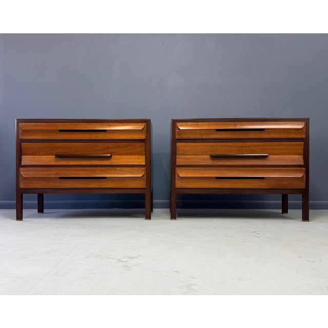 Edward Wormley 1950s Pair of Edward Wormley for Dunbar Model 5911 Gentleman’s Chests Original Finish For Sale - Image 4 of 13