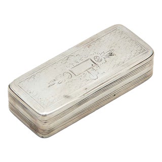 Rectangular Snuff Box with Scratched Patterns For Sale