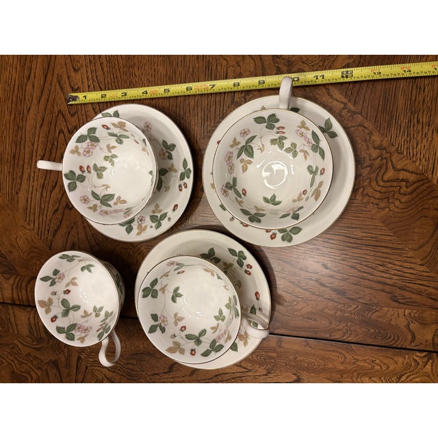 1980s Wedgwood Bone China Wild Strawberry Pattern - 31pcs For Sale - Image 12 of 14