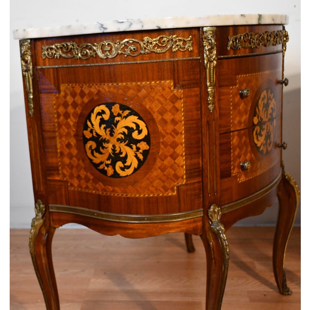 1930s Pair French Louis XV Walnut Satinwood Inlay & Marble Top Nightstands / Small Commodes For Sale - Image 11 of 18