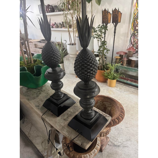 Black Pair of Vintage Metal Pineapple Table Lamps – Ornate Neoclassical Style For Sale - Image 8 of 9