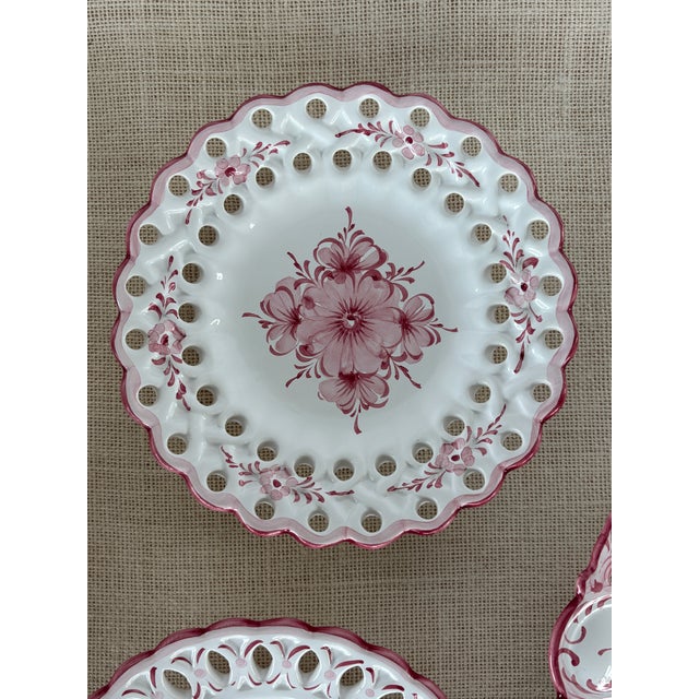 1970s Vintage Hand Painted Pink & White Wall Plate Set by Vestal Alcobaca Portugal For Sale - Image 5 of 11