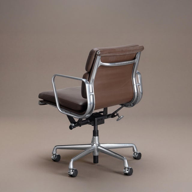 Mid-Century Modern Eames Soft Pad Management Chair by Herman Miller in Chocolate Brown Leather & Polished Aluminum For Sale - Image 3 of 11
