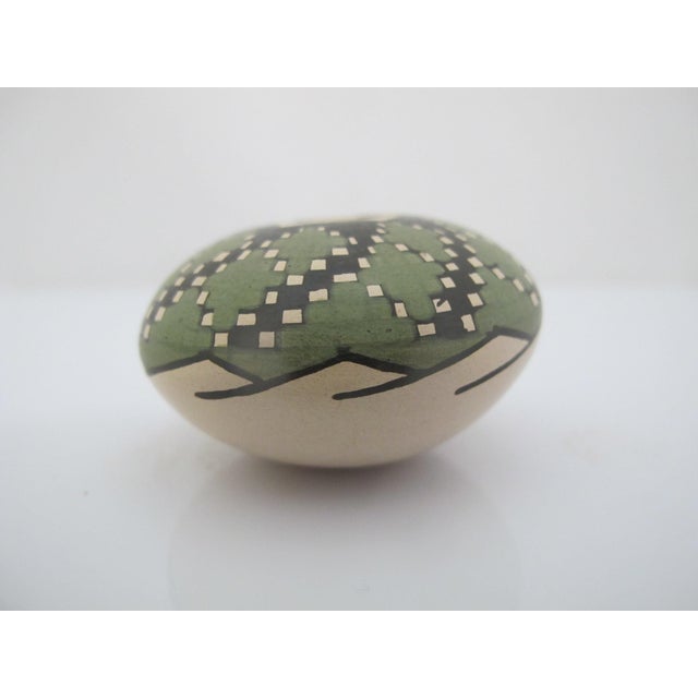Miniature Mata Ortiz Chelo Acosta Red & Green Geometric Seed Pot Vase Pair For Sale - Image 4 of 10
