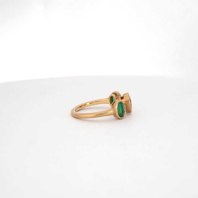 Contemporary 18k Gold Ring With 0.5ct Natural Oval Diamond and 0.81ct Oval Emeralds, New, Size 6.5 For Sale - Image 3 of 8