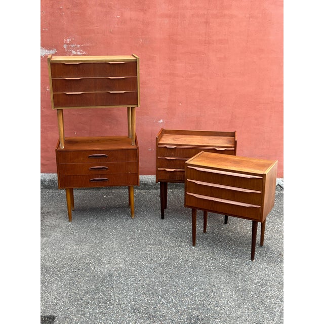An original teak chest of drawers in the Mid-Century Modern (MCM) style. Featuring three spacious drawers with milled...