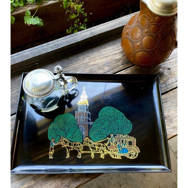 American Vintage Couroc Independence Hall Serving Tray – Colonial Philadelphia Horse & Carriage Scene – Monterey California For Sale - Image 3 of 13