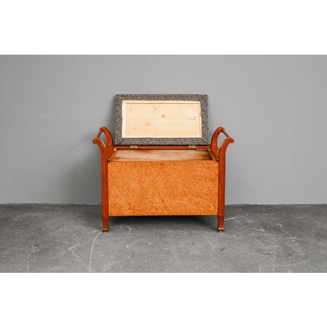 Art Nouveau Chest Bench in Cherry Wood and Bird's-Eye Maple, 20th Century For Sale - Image 3 of 18