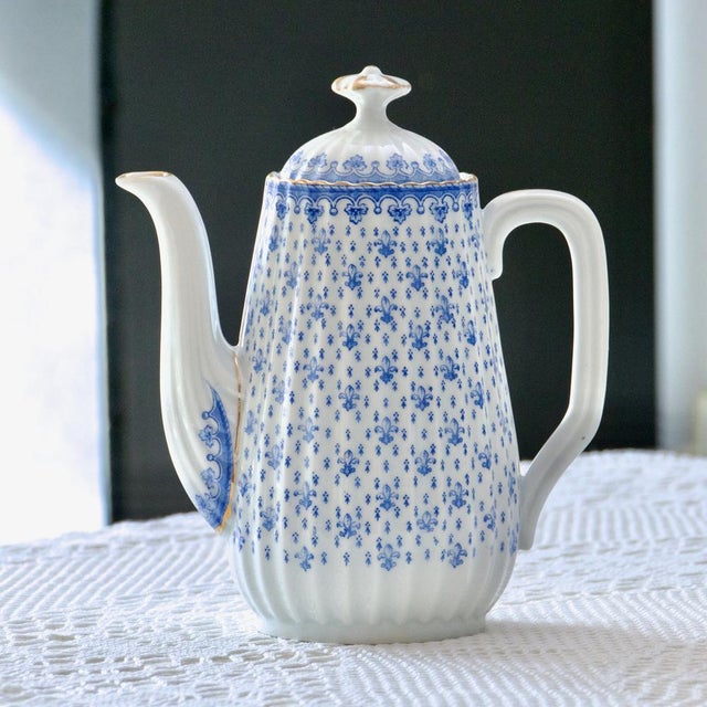 Wonderful large antique coffee/teapot in fine Oscar Shaller porcelain, circa 1909, “Fleur de Lys” collection. Rare...