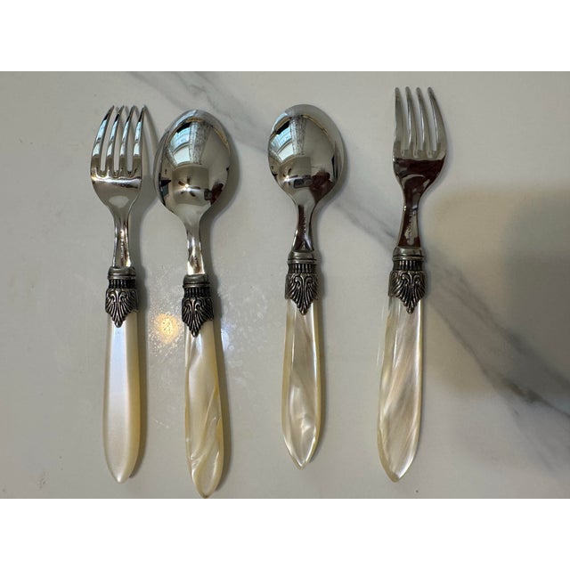Italian Mid 20th Century Stainless Steel Eme Inox Napoleon Flatware Set, Made in Italy From 18/10 Pearlized Acrylic Handler/Pearl Ivory Set for 8- 17 Pieces For Sale - Image 3 of 12