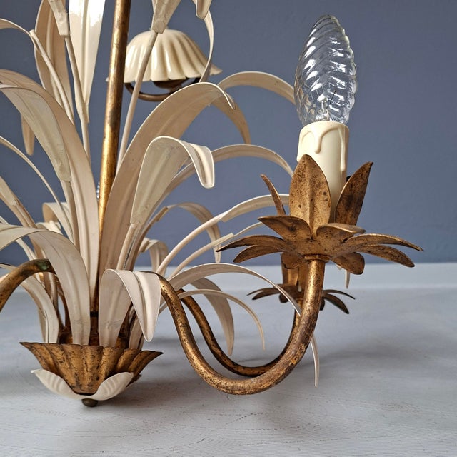 This metal French Coco Chanel-style pendant lamp from the 60s features 2 colours: gold and cream. 5 light fittings. The...