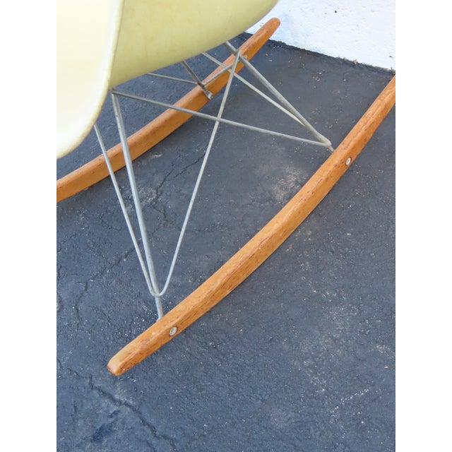 Herman Miller Eames Fiberglass Shell Rocking Chair 1960s Parchment Color 6641 For Sale - Image 15 of 18