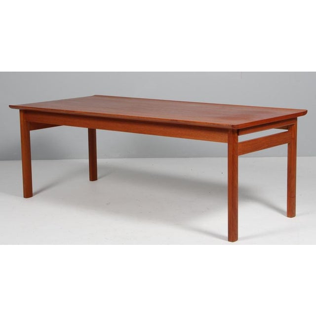 Tove & Edvard Kindt Larsen, coffee / sofa table made in partly solid teak. Denmark, 1960s. Made by AB Seffle Möbelfabrik....