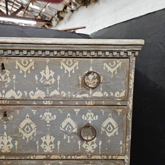 Late 19th Cenutry Grey & White 3 Drawer Italian Style Commode With Dental Molding Accent For Sale - Image 4 of 18