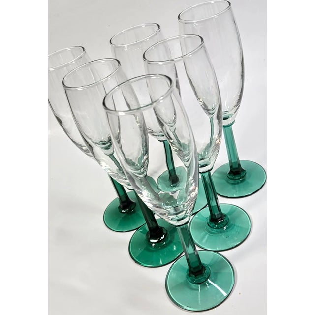 Ready for some break your heart gorgeous flutes? Good, because these emerald green stemmed flutes are looking for a place...