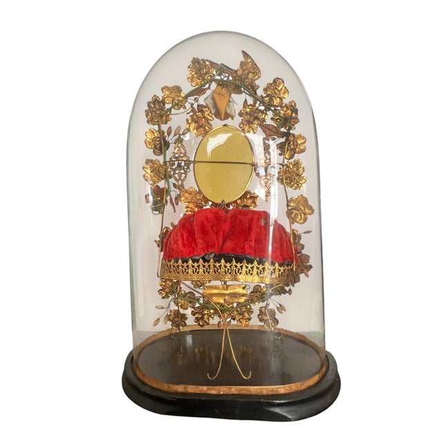 This antique French "globe de mariée" dates from the late 19th century and features a striking arrangement of gilt floral...