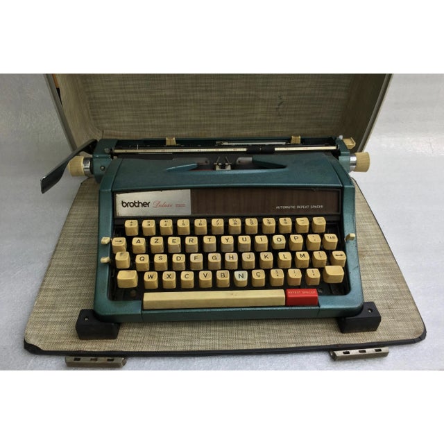 Vintage Deluxe 1522 Typewriter from Brother, in Good conditions. Designed 1970 to 1979 This piece has an attribution mark,...