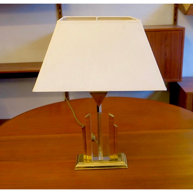 Hollywood Regency Skyscraper Table Lamp in Brass and Acrylic, 1970s For Sale - Image 4 of 11