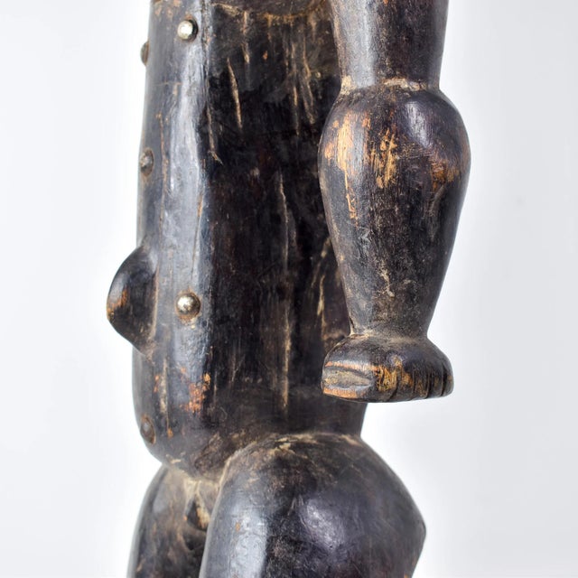 Wood Early 20th Century Anyi Attye Standing Male Figure Côte d'Ivoire For Sale - Image 7 of 17