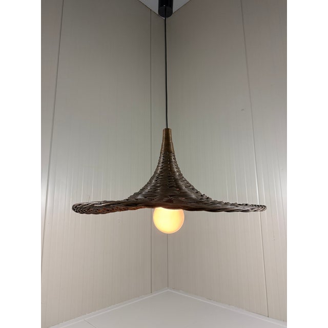 Very large rattan wicker hanging lamp. Handmade and therefor slightly wavy. 1 large screw fitting (E27). 1960’s. In very...