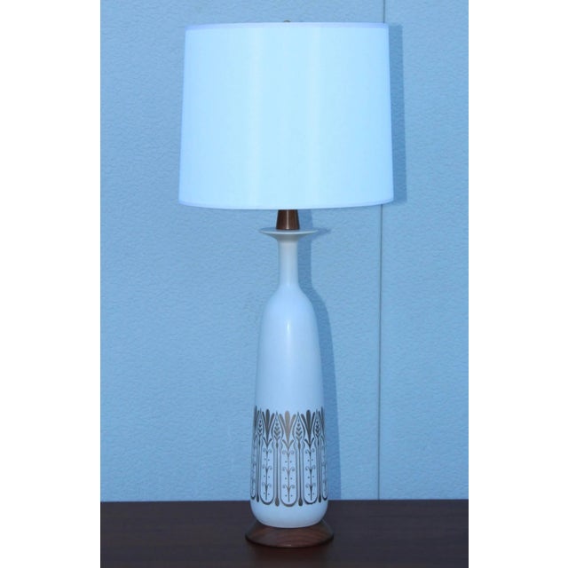 White 1960s Modern Ceramic and Walnut Italian Table Lamps For Sale - Image 8 of 11