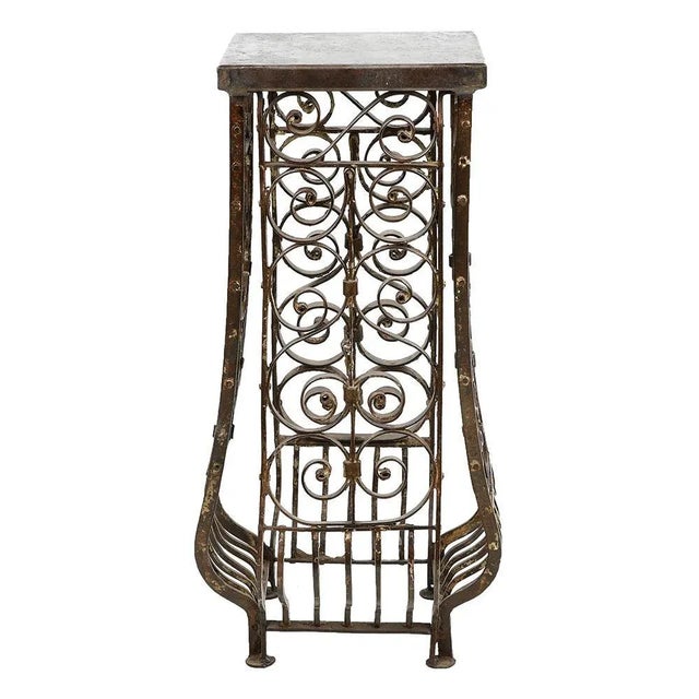 This 81 cm-high wrought-iron pedestal is a work of craftsmanship that combines functionality and aesthetics. Its wrought...