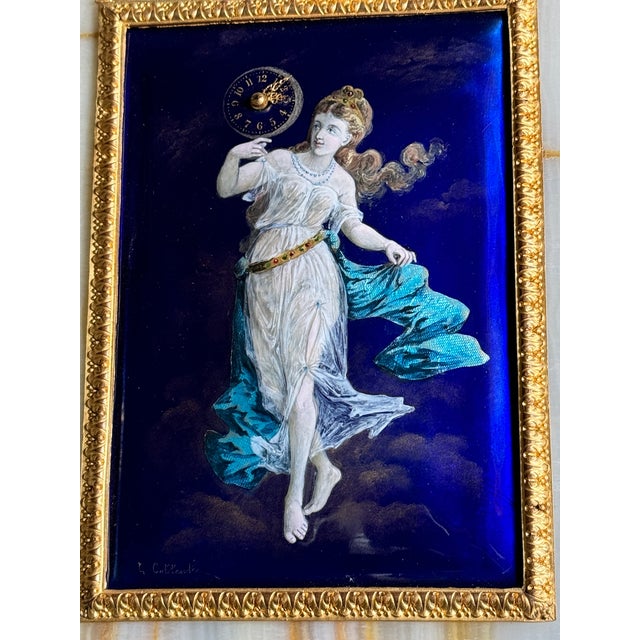 This exceptional French table clock from circa 1860 is a refined and highly decorative object that perfectly blends fine...