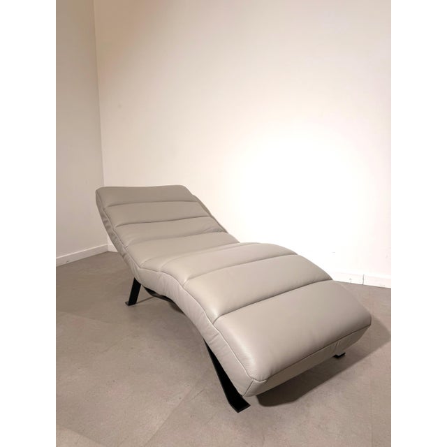 Modern Chaise Lounge in Leather For Sale - Image 3 of 8