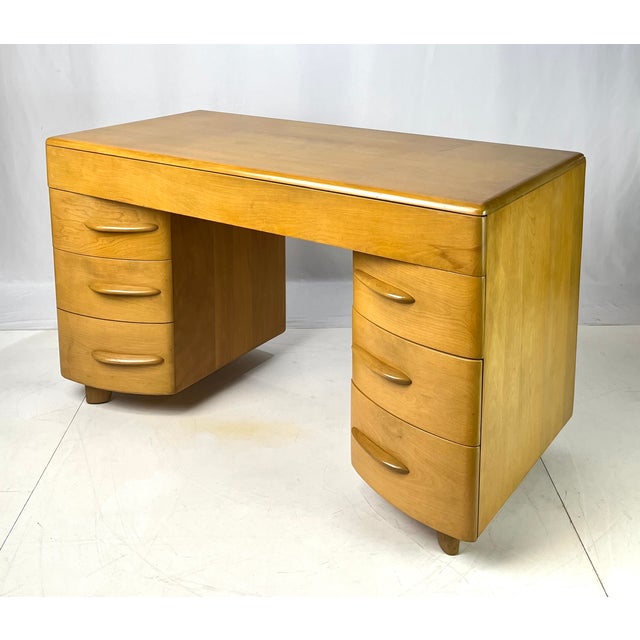 Mid-Century Modern Mid-Century Modern Heywood-Wakefield Solid Birch Kneehole Desk in "Wheat" Finish For Sale - Image 3 of 18