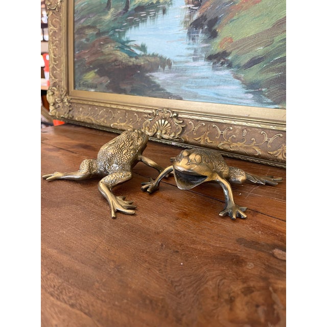 Pair of Vintage Brass Toned Crouching Frog Sculptures With Open Mouth and Textured Detailing.. For Sale In Seattle - Image 6 of 10