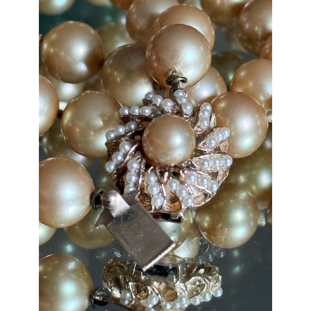 Vintage Peach Champagne Pearl Necklace With Sunburst Jeweled Clasp For Sale In New York - Image 6 of 14