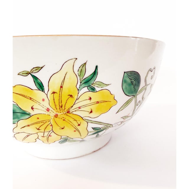 1960's Chinese Export Tiger Lily Botanical Porcelain Bowl 10.75” For Sale In Tampa - Image 6 of 9