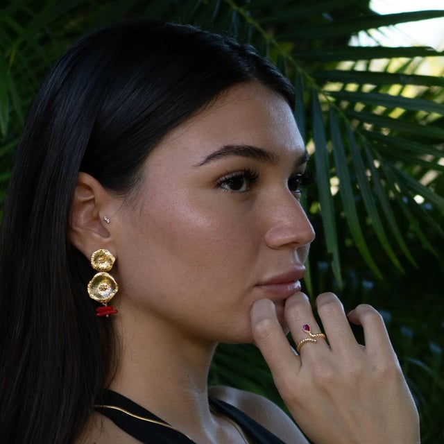 Radiating warmth and vitality, the Passion Teardrop Ruby Gold Adjustable Ring combines timeless elegance with a modern...