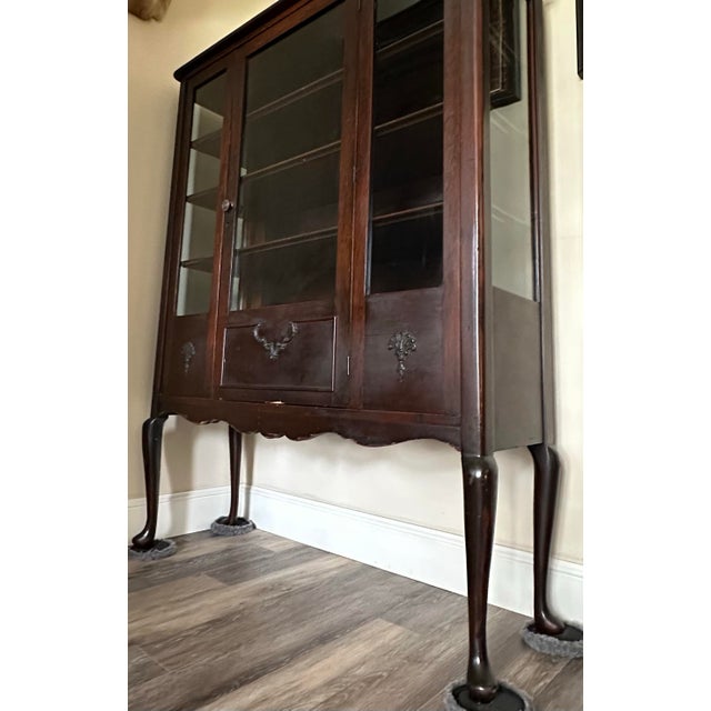 Queen Anne Vintage Early-Mid 20th Century Queen Anne Mahogany China Cabinet For Sale - Image 3 of 12