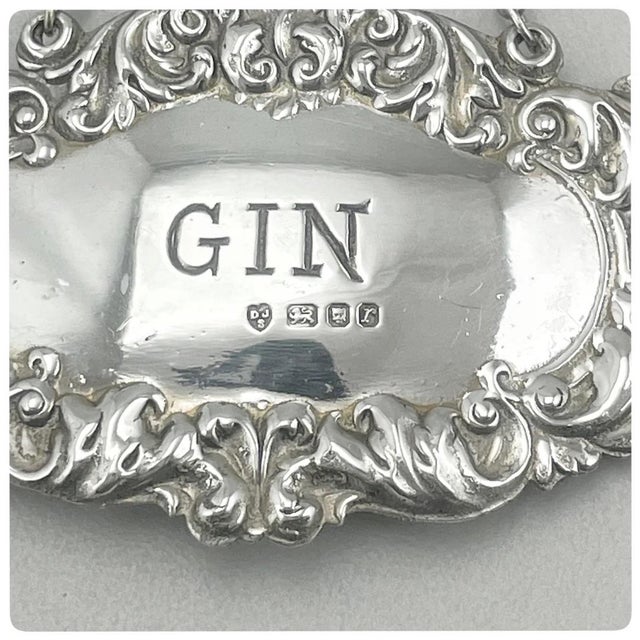 Art Nouveau English Sterling Silver Bottle Label or Tag, "Gin", London, 1972-1973 For Sale - Image 3 of 3