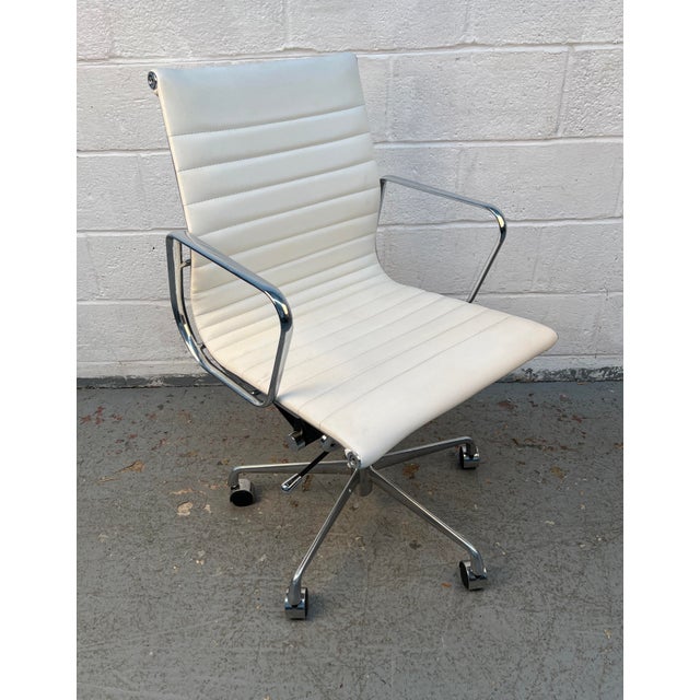 Add iconic Mid-Century Modern style to your workspace with this Herman Miller-style rolling office chair. Featuring clean...