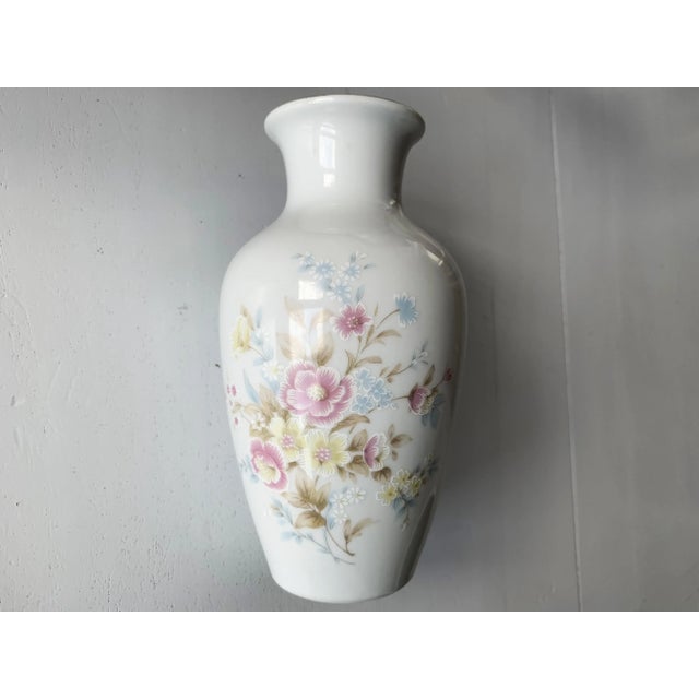 Chinese porcelain vase. from the mid-20th century Visible in the photos. Dimensions: Height - 15.5 cm. Diameter - 9.5 cm.