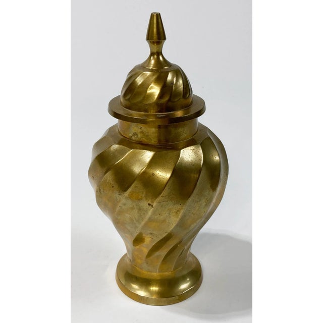 Add a little shine to your mantle or bookshelves with this lidded brass urn. Nice swirl design to body and lid. Fabulous...